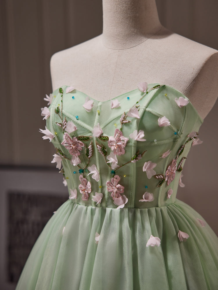 Lindo vestido de fiesta corto de tul con escote en forma de corazón 