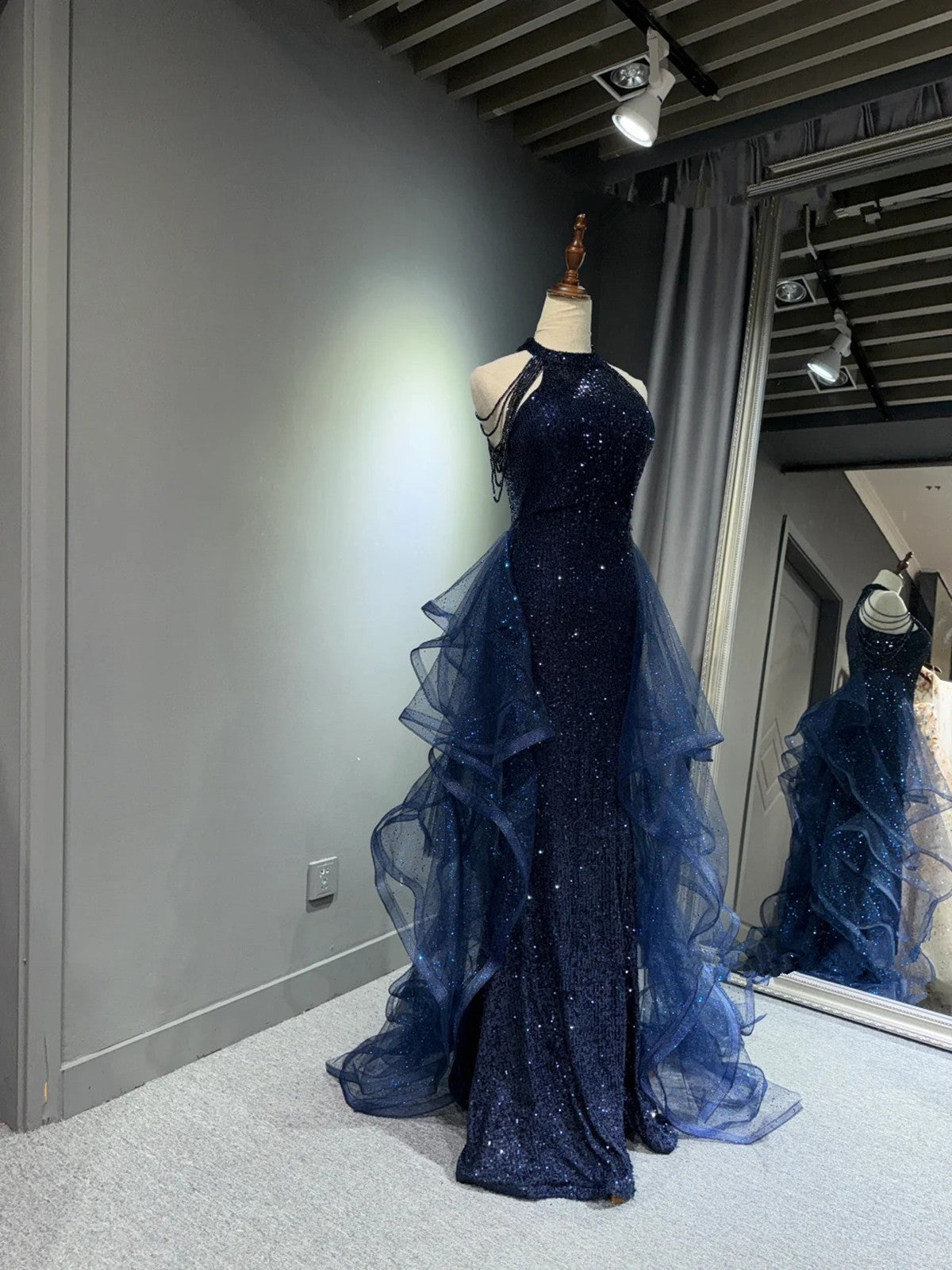 Elegante vestido de fiesta largo azul marino con lentejuelas y tul 
