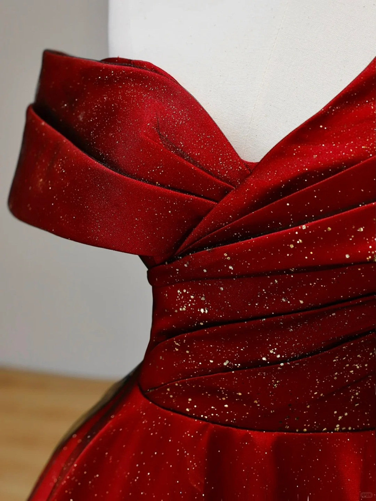 Vestido de fiesta largo de satén con escote en forma de corazón y hombros descubiertos 