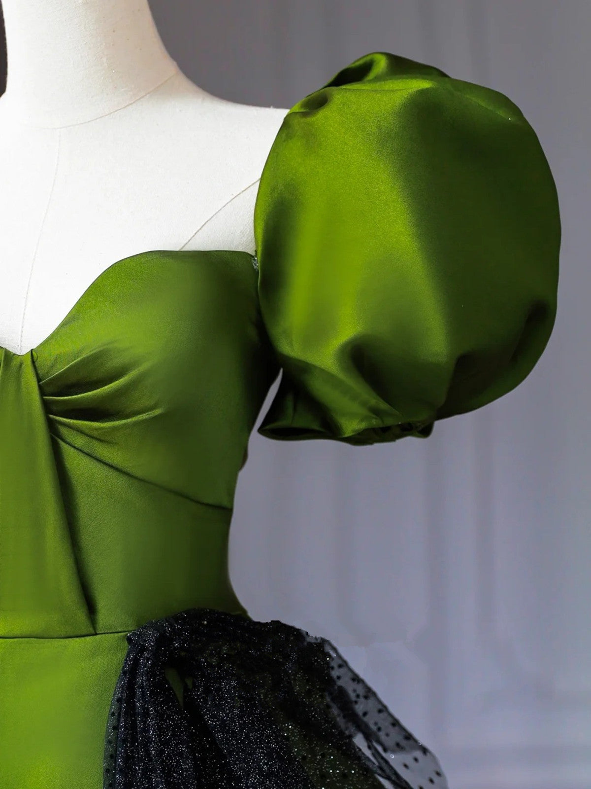 Vestido de fiesta verde de satén con escote en forma de A y mangas cortas 