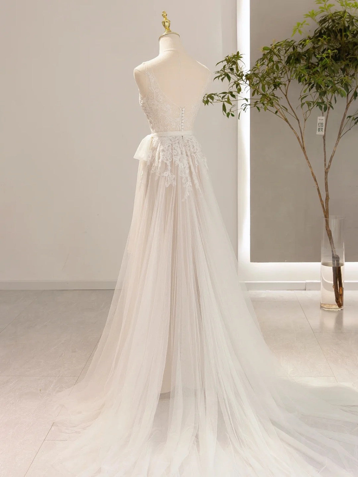 Vestido de fiesta de boda con escote en V y apliques de encaje en tul color marfil 