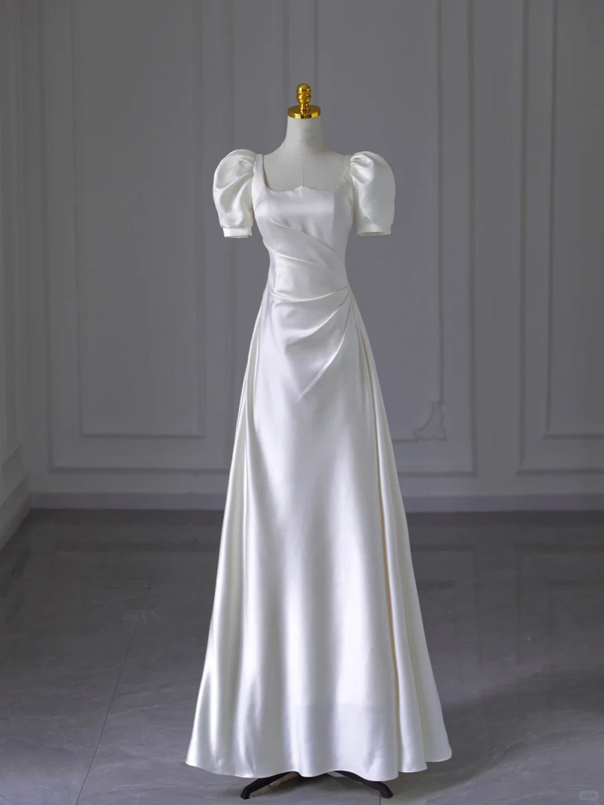 Vestido de fiesta blanco de satén con mangas cortas y corte A 
