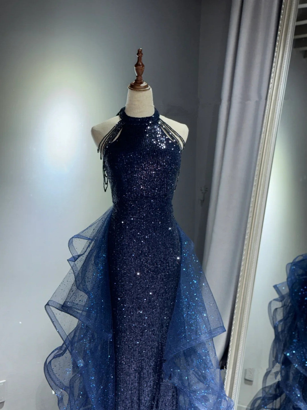 Elegante vestido de fiesta largo azul marino con lentejuelas y tul 