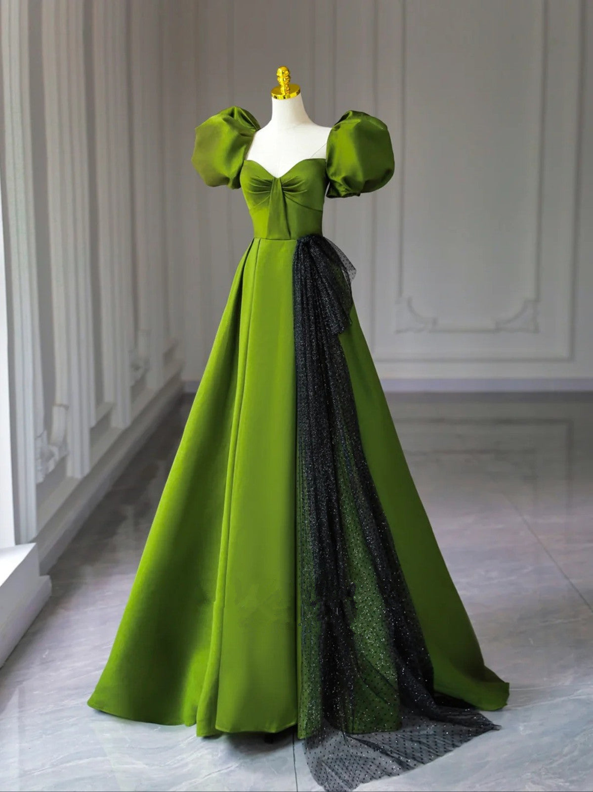 Vestido de fiesta verde de satén con escote en forma de A y mangas cortas 
