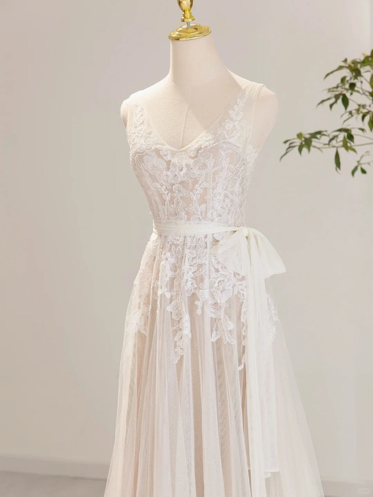 Vestido de fiesta de boda con escote en V y apliques de encaje en tul color marfil 
