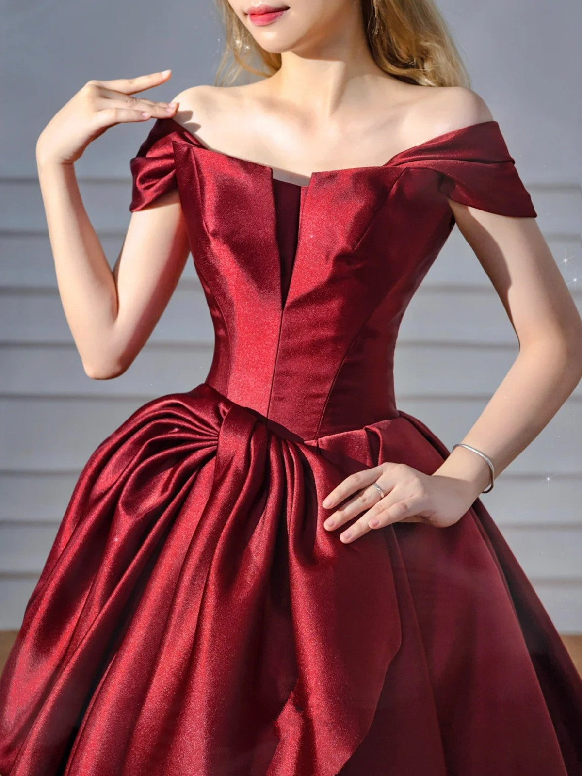 Elegante vestido de fiesta de satén rojo vino con hombros descubiertos 