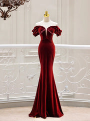 Vestido de noche de terciopelo con hombros descubiertos y corte sirena en color rojo vino 