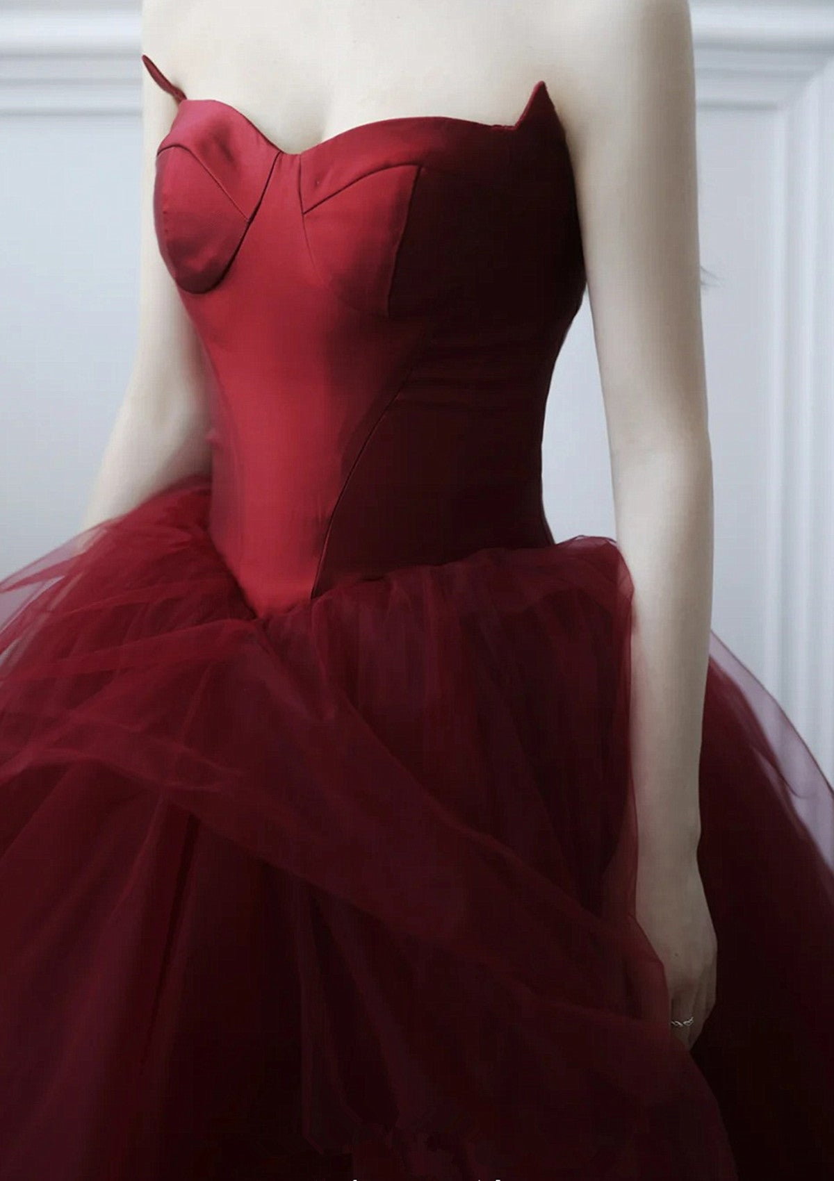 Vestido de fiesta con escote corazón de satén y tul color vino 