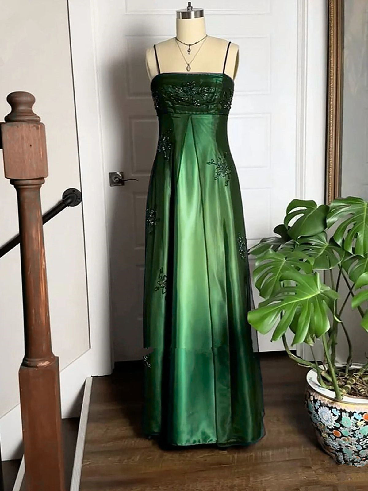 Vestido de fiesta de tul con tirantes en color verde oscuro y corte A 