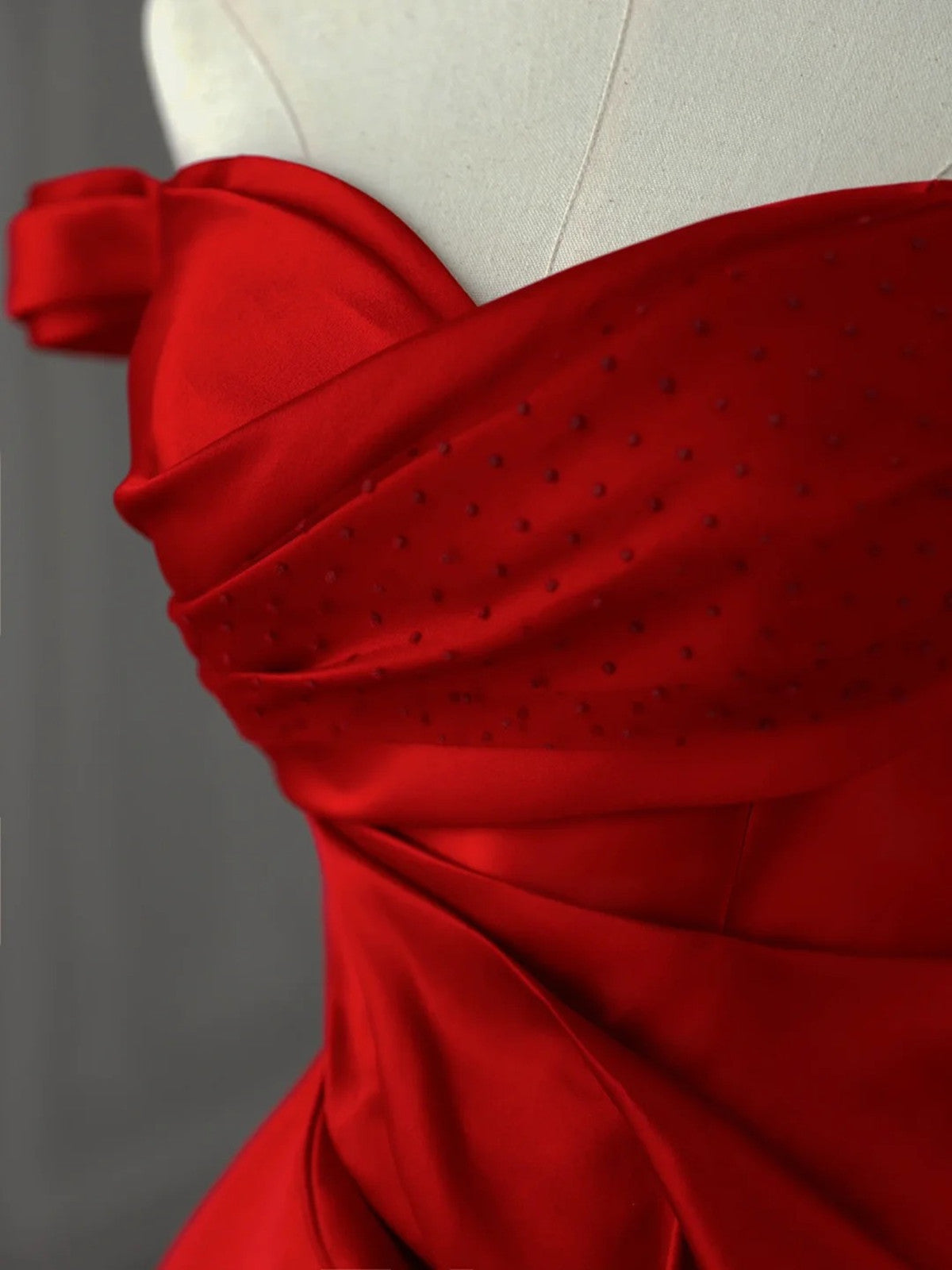 Vestido de fiesta rojo de satén y tul con hombros descubiertos 