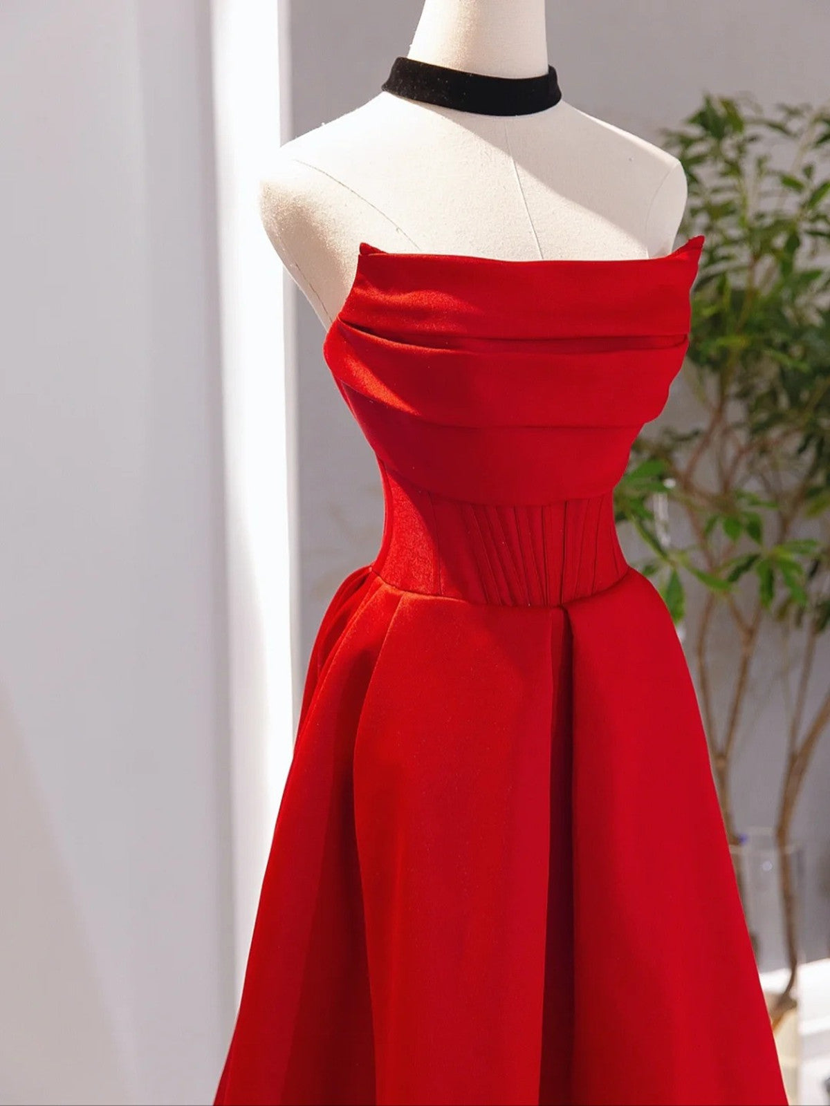 Vestido de noche largo con escote en A y corte en A de satén rojo 