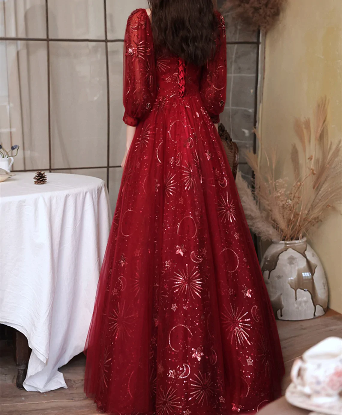 Vestido largo de fiesta de tul con mangas abullonadas en color rojo vino 