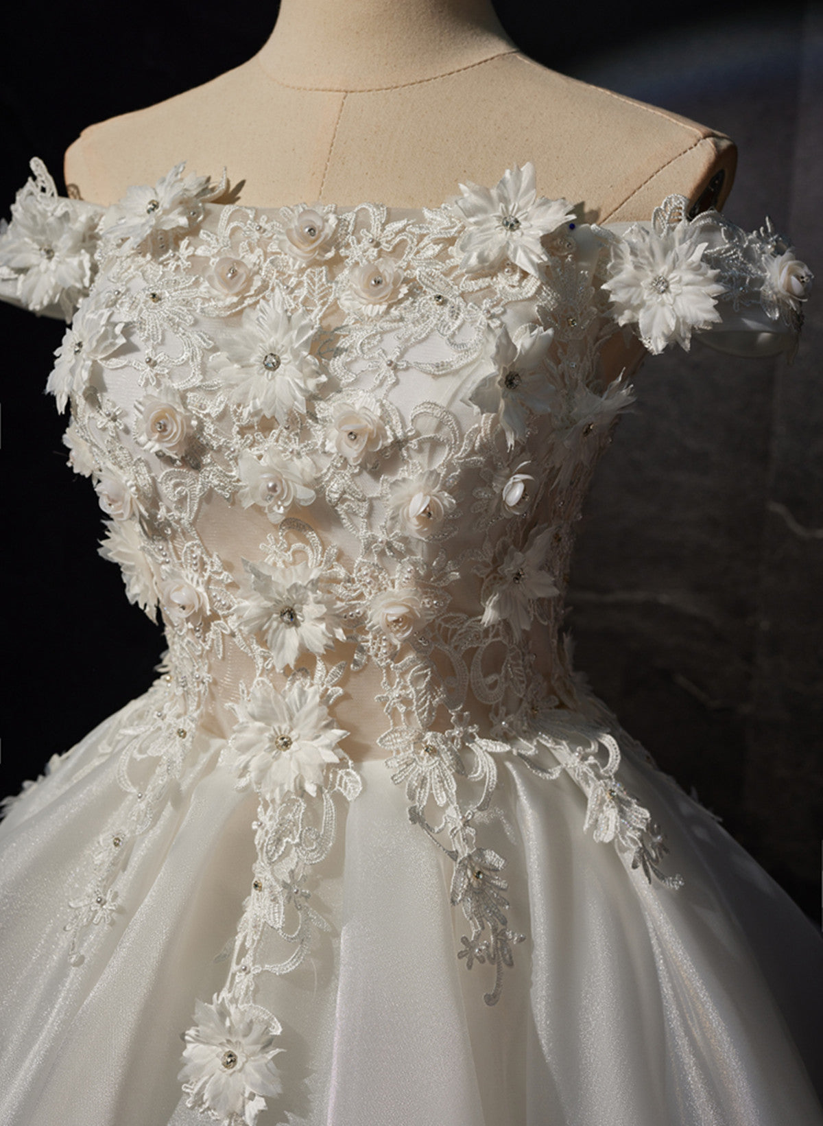 Vestido corto de fiesta con encaje y flores blancas 