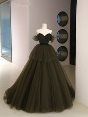 Vestido formal verde con escote en forma de corazón y hombros descubiertos 