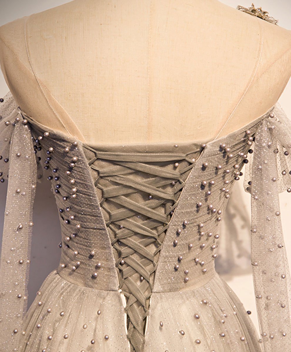 Vestido de noche largo de tul con perlas y un hombro gris 