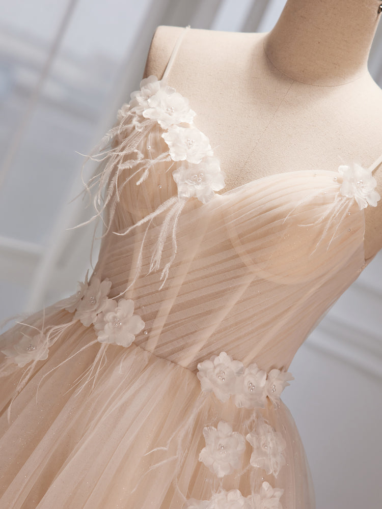 Vestido de fiesta con tirantes de tul color marfil y flores 