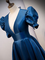 Vestido de fiesta largo de satén azul con mangas cortas 