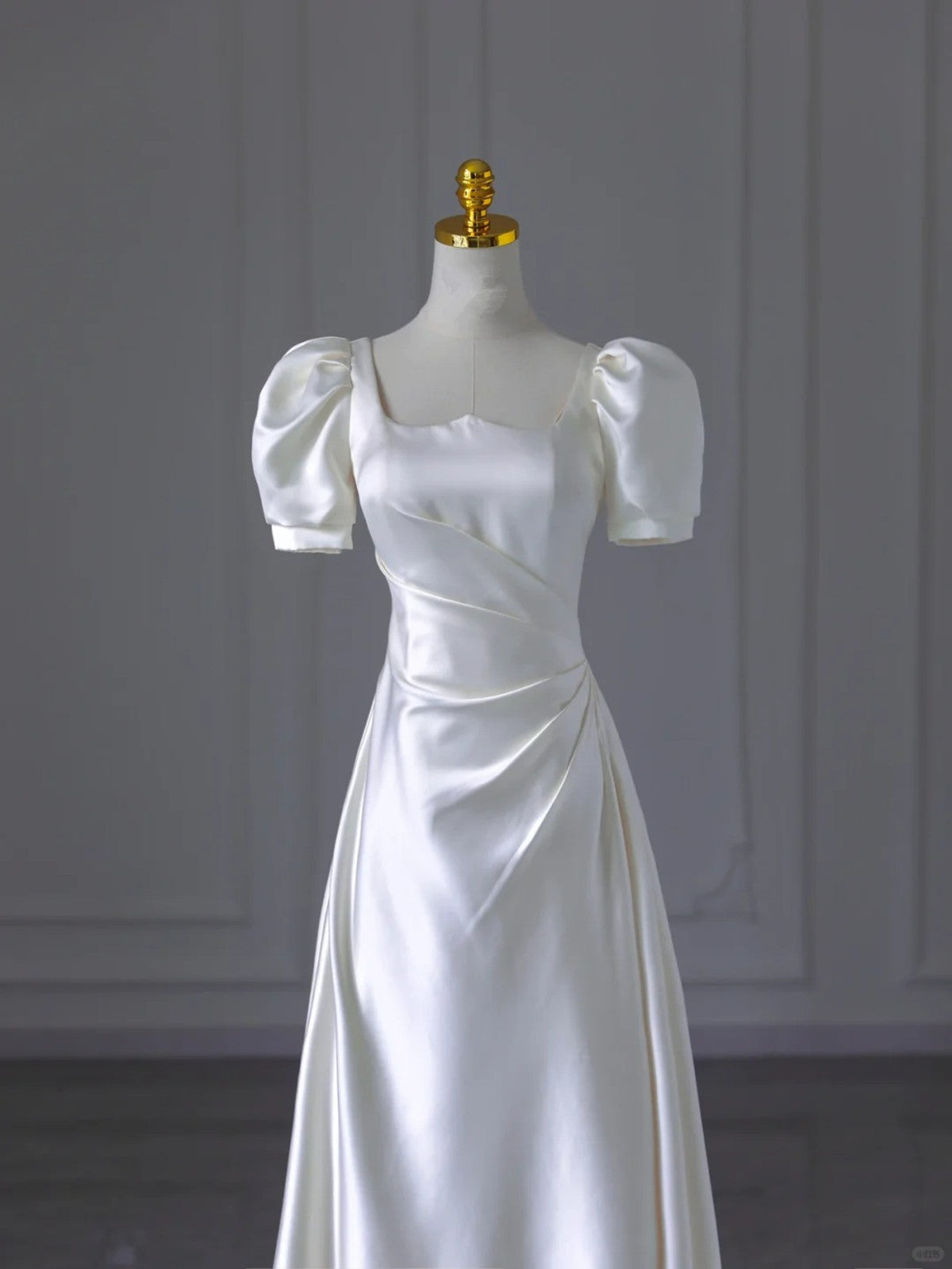 Vestido de fiesta blanco de satén con mangas cortas y corte A 