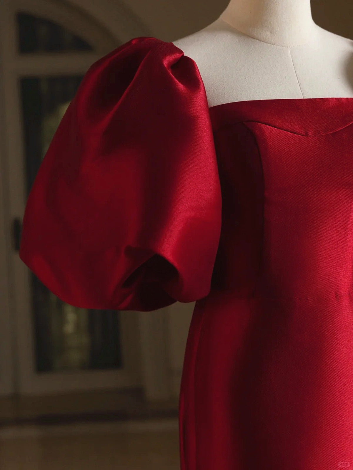 Vestido de noche largo de satén rojo vino con mangas cortas abullonadas 