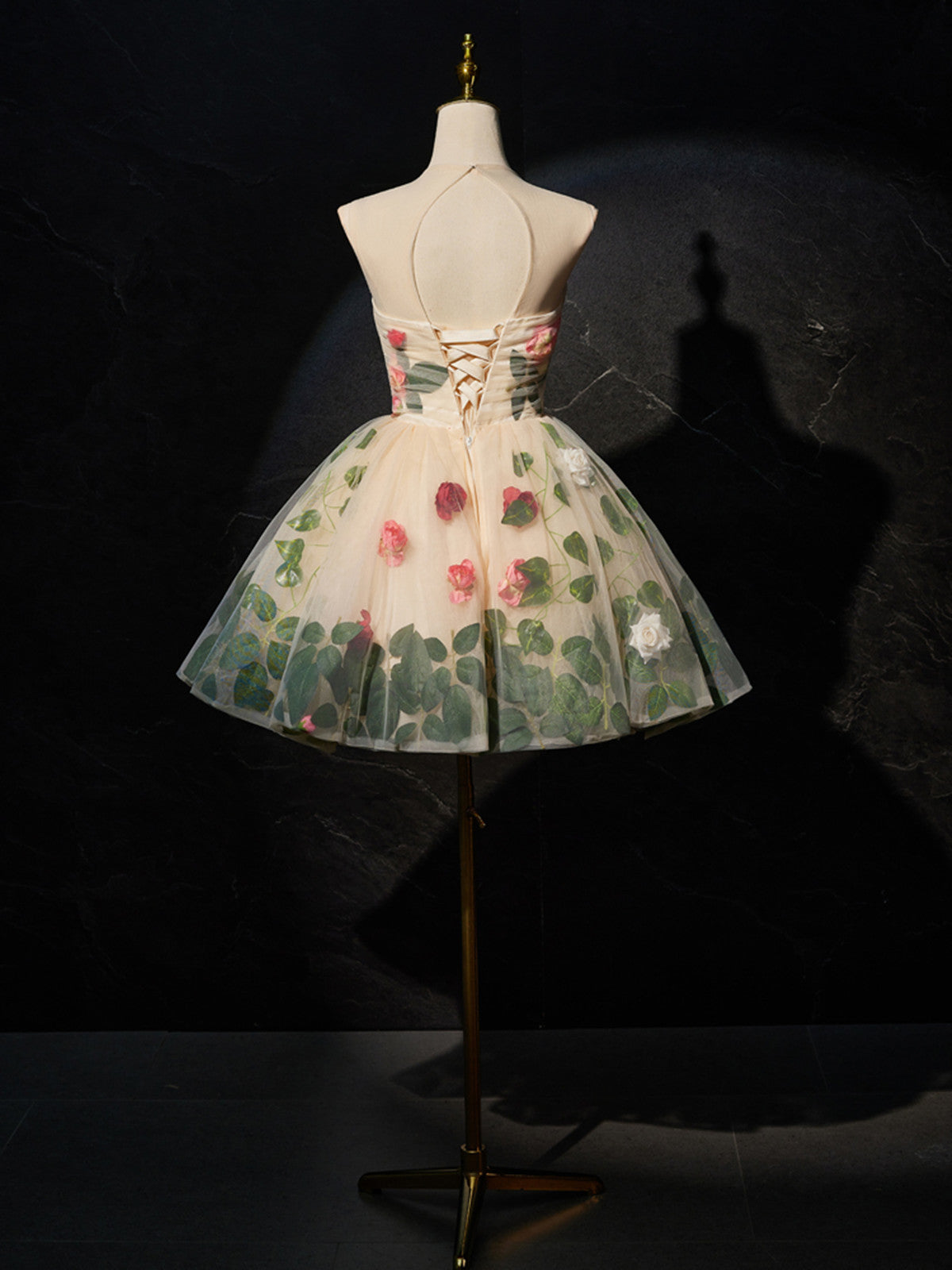 Vestido de fiesta color champán claro con escote redondo y flores bonitas 