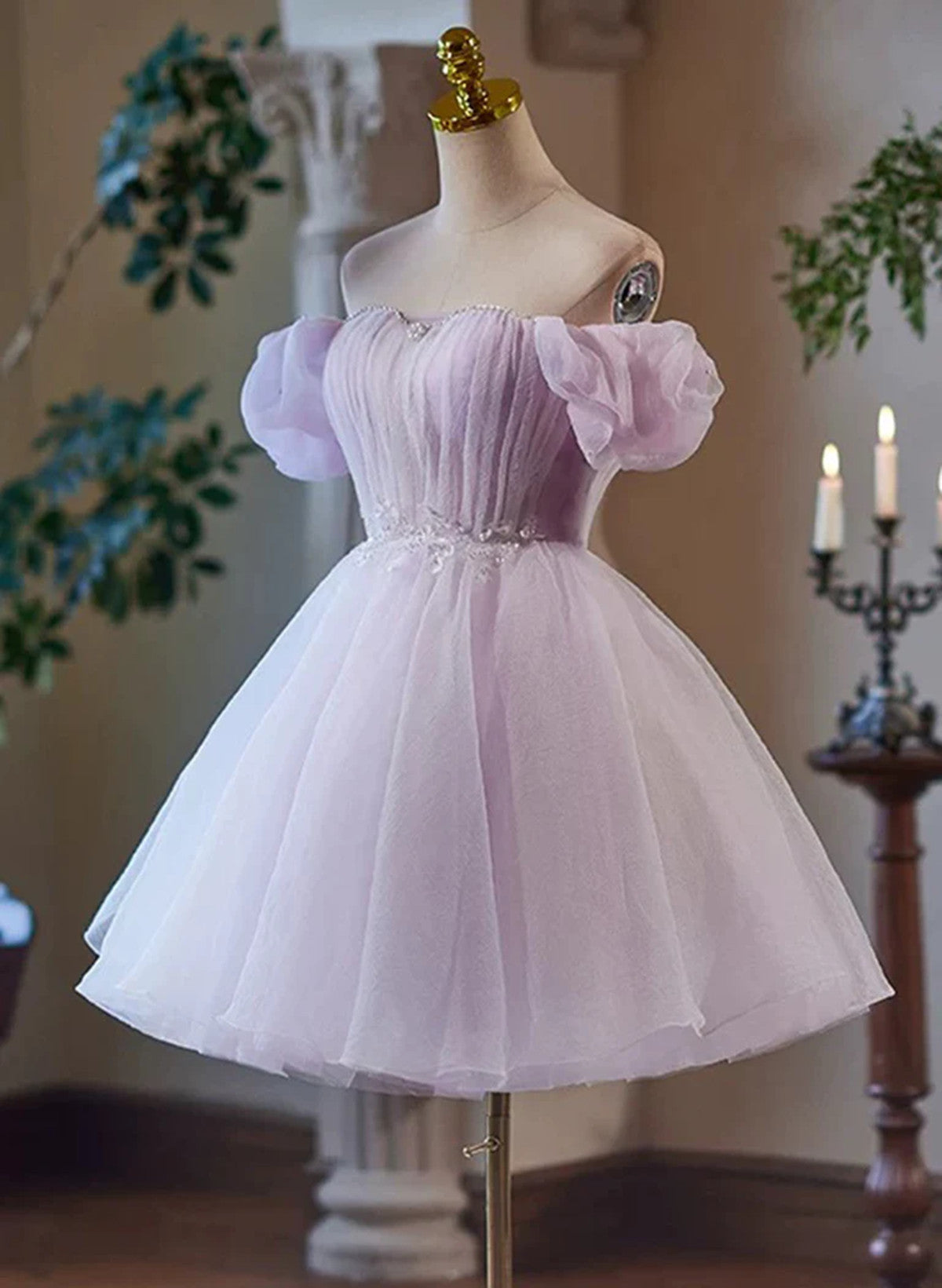 Lindo vestido de fiesta corto de tul lavanda con encaje 