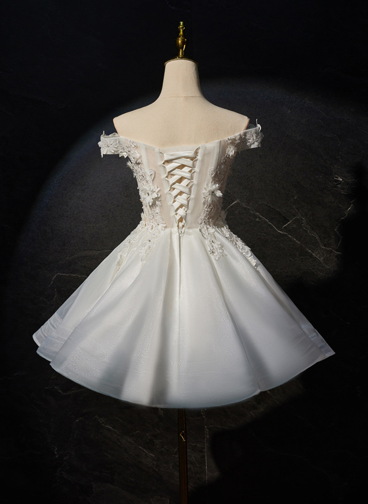 Vestido corto de fiesta con encaje y flores blancas 