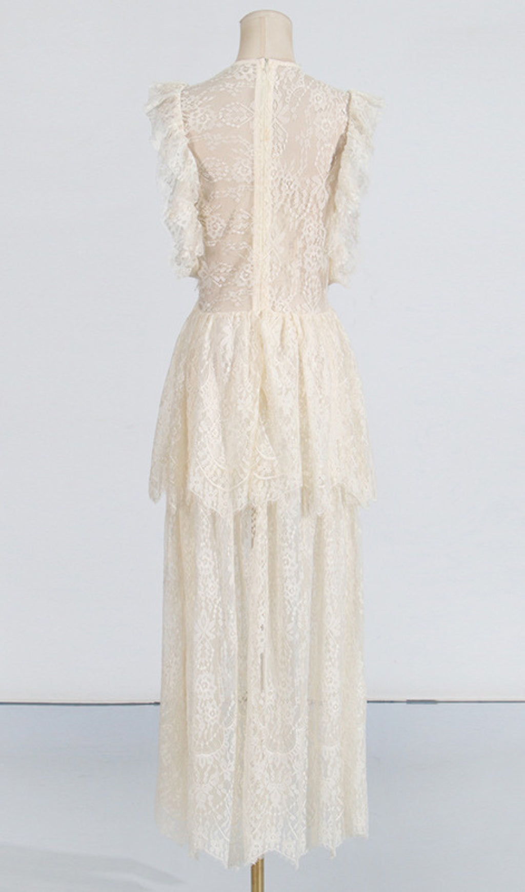 Elegant Tiered Lace Maxi Dress with Diamant Bow & Ruffled Sleeves
