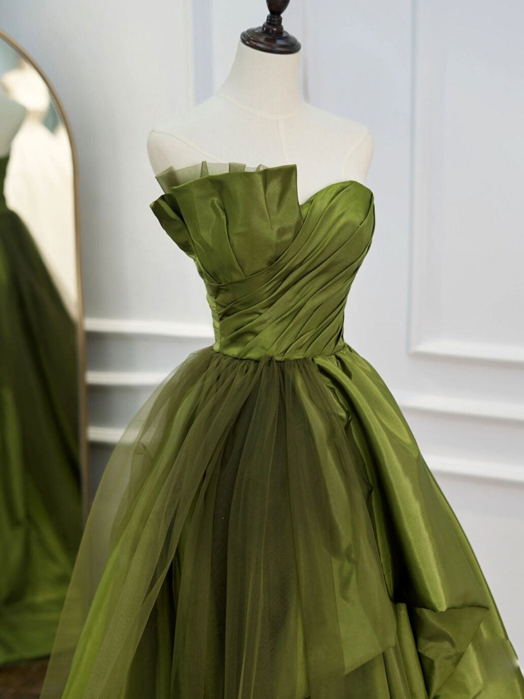 Vestidos de fiesta verdes con volantes escalonados y sin tirantes 