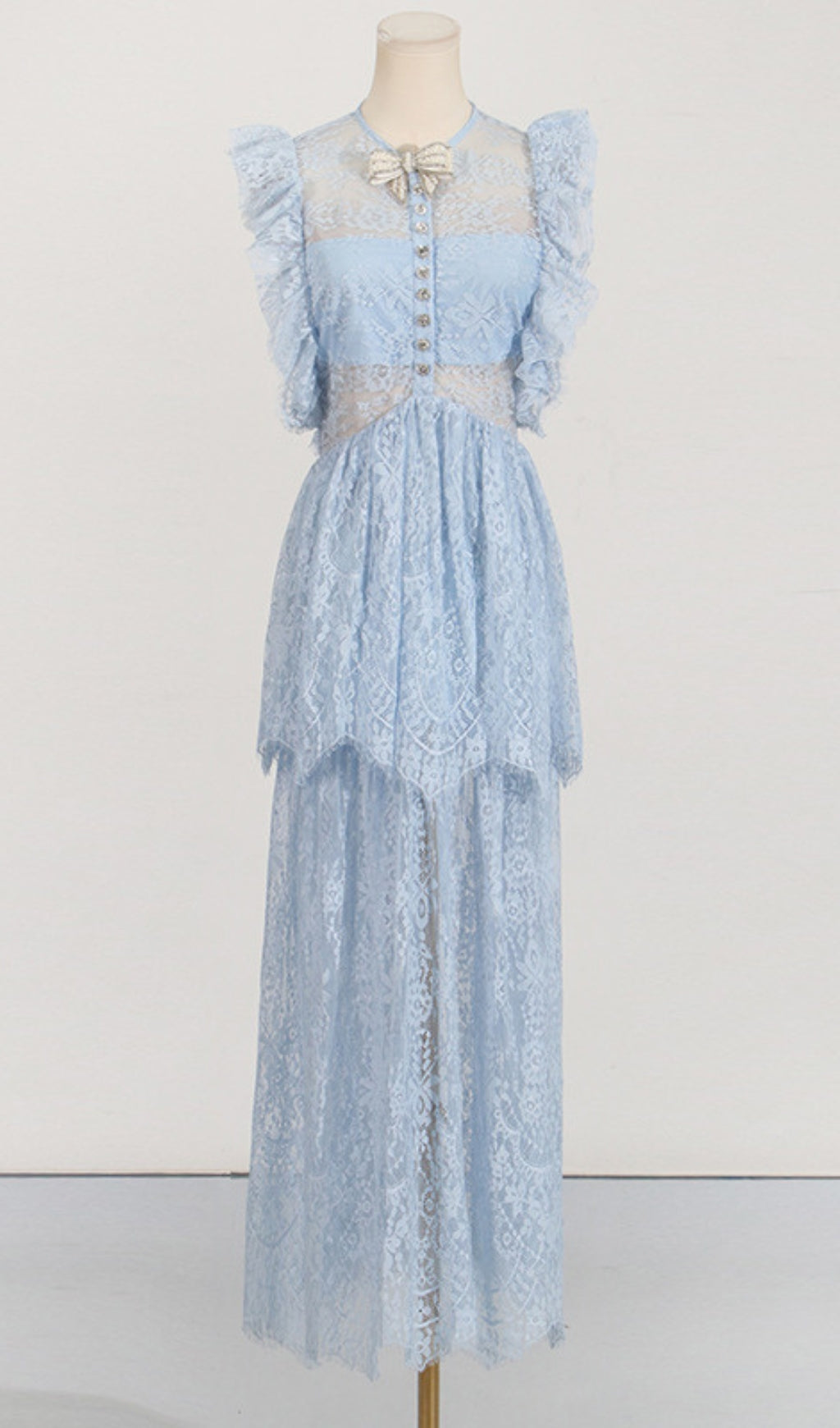 Elegant Tiered Lace Maxi Dress with Diamant Bow & Ruffled Sleeves