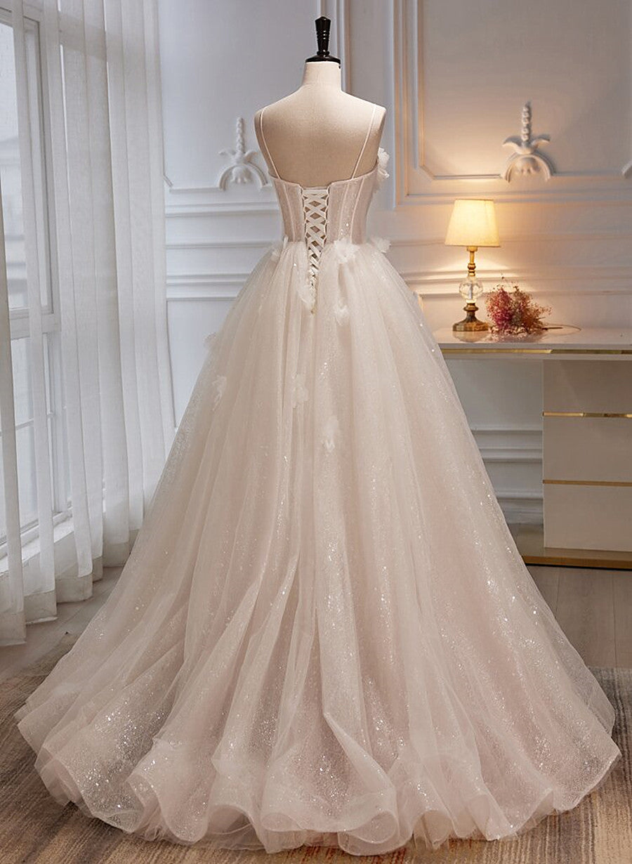 Vestido de fiesta largo de tul color marfil con flores y escote en forma de corazón 