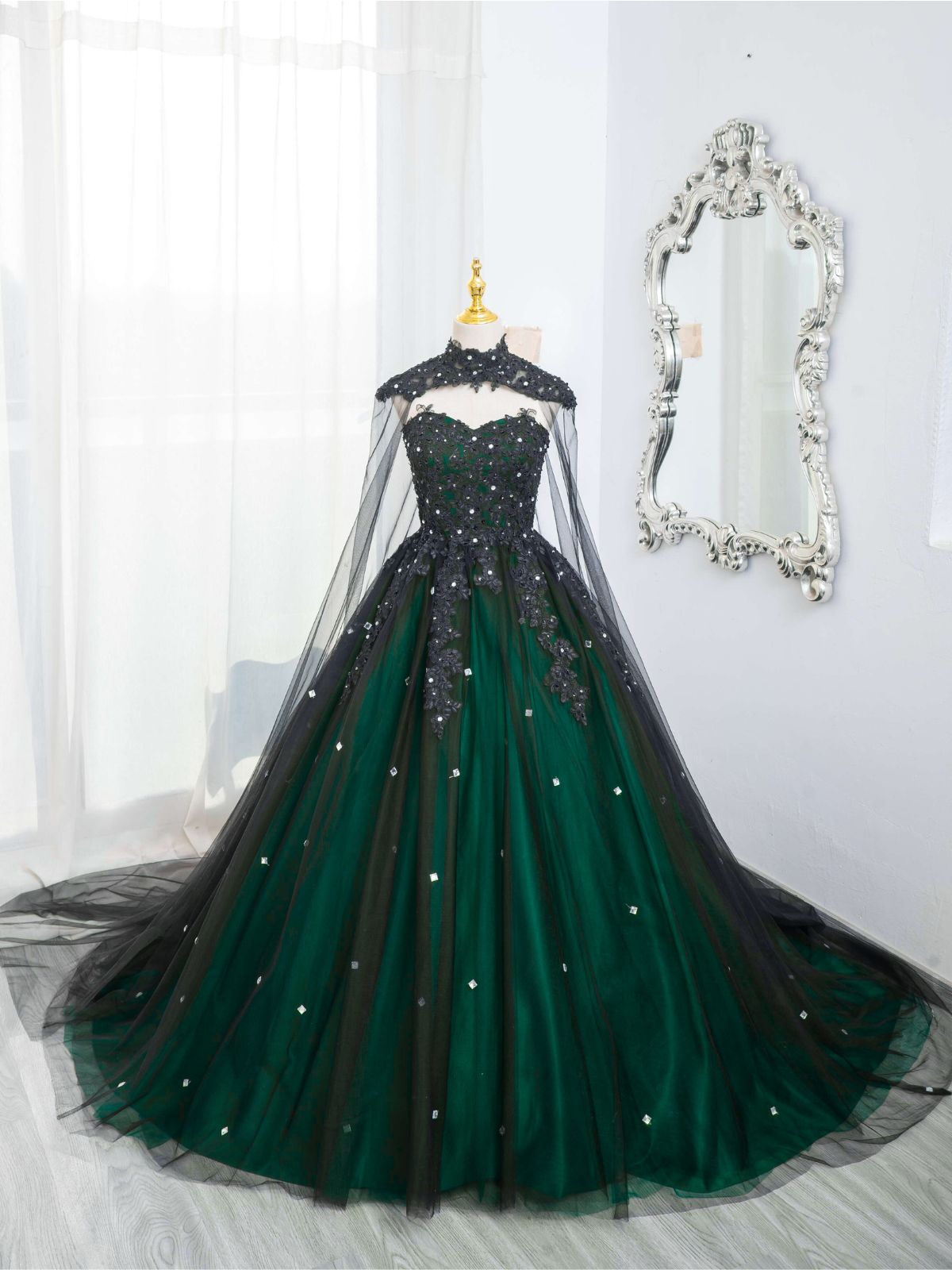 Hermoso vestido de fiesta de tul negro y verde para dulces 16 con capa 