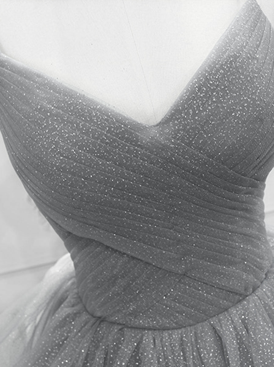 Vestido formal largo de tul gris con escote en V 
