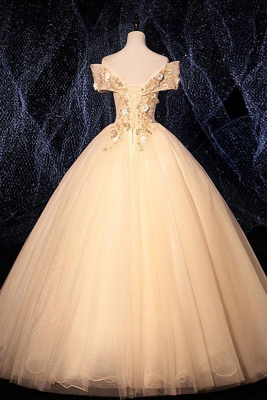 Vestido de fiesta de quinceañera con hombros descubiertos y flores de tul color champán 