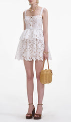 Chic White Lace Tiered Mini Dress with Sweetheart Neckline