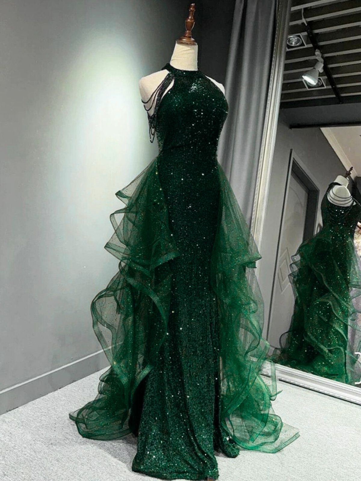 Vestido formal largo de tul verde con cuentas y lentejuelas 