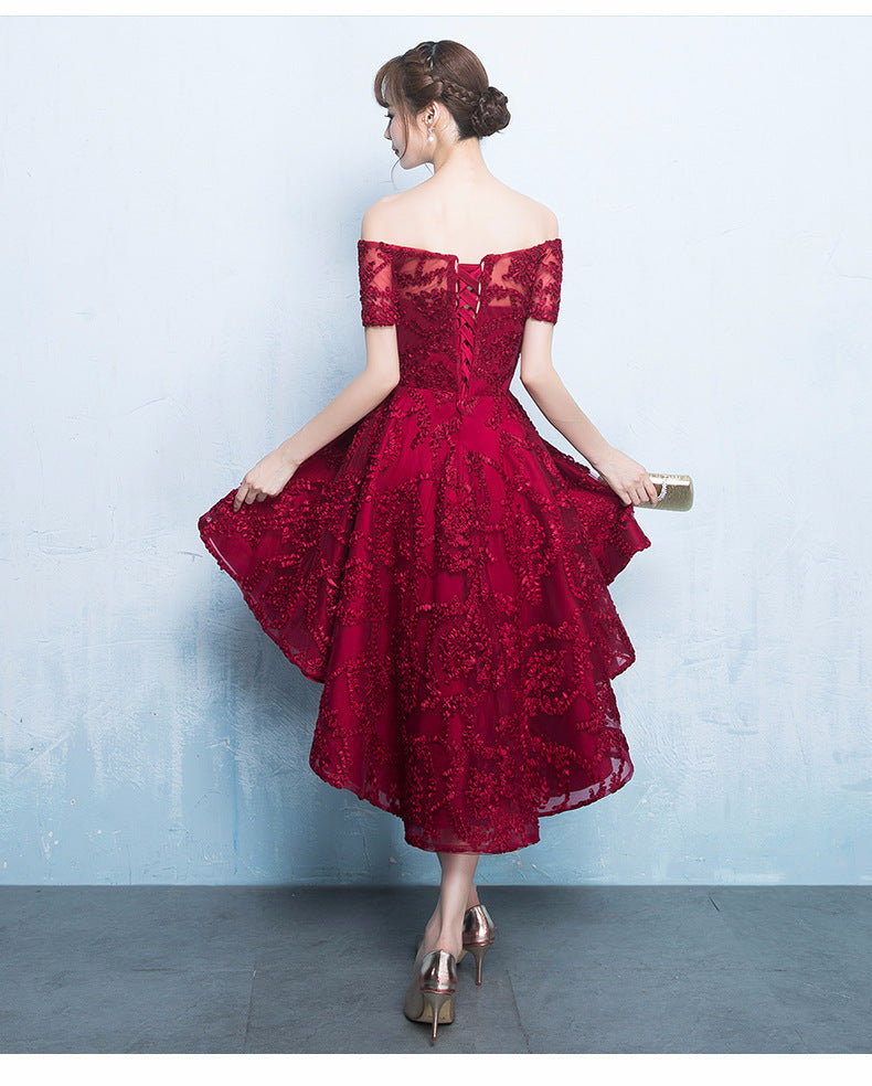 Vestido de fiesta de encaje rojo oscuro de moda con corte alto y bajo 