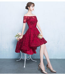 Vestido de fiesta de encaje rojo oscuro de moda con corte alto y bajo 