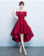 Vestido de fiesta de encaje rojo oscuro de moda con corte alto y bajo 