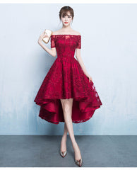 Vestido de fiesta de encaje rojo oscuro de moda con corte alto y bajo 