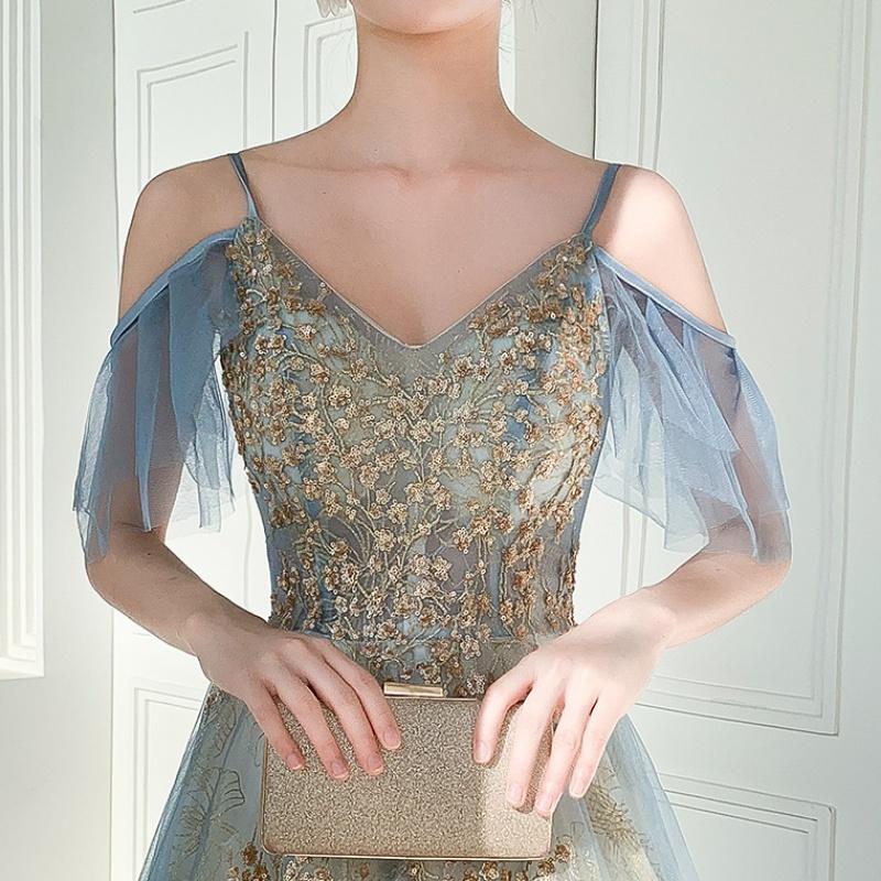 Hermoso vestido formal largo con escote en V y apliques de encaje en azul claro 