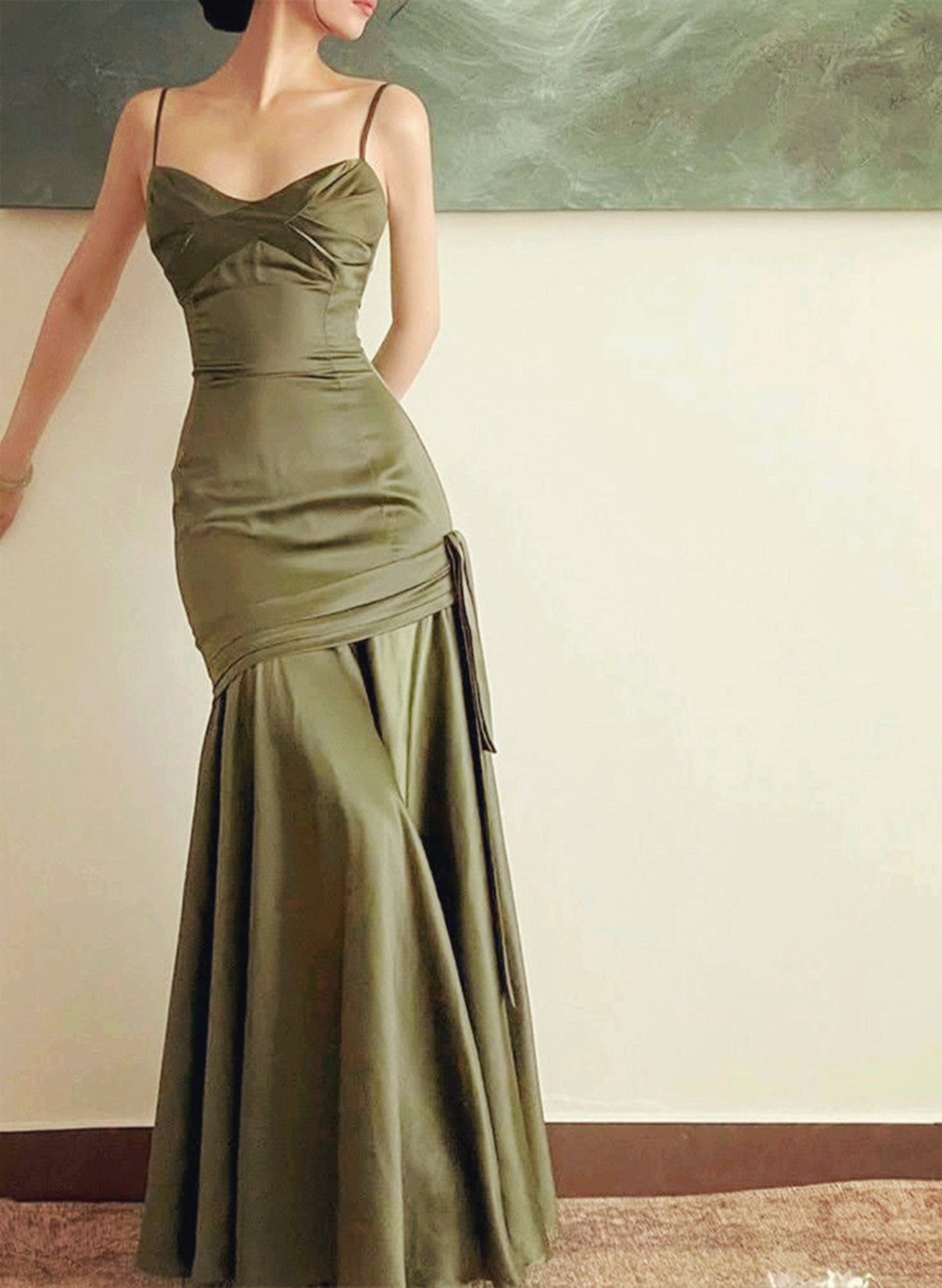 Precioso vestido de fiesta largo con tirantes de corazón en satén verde 