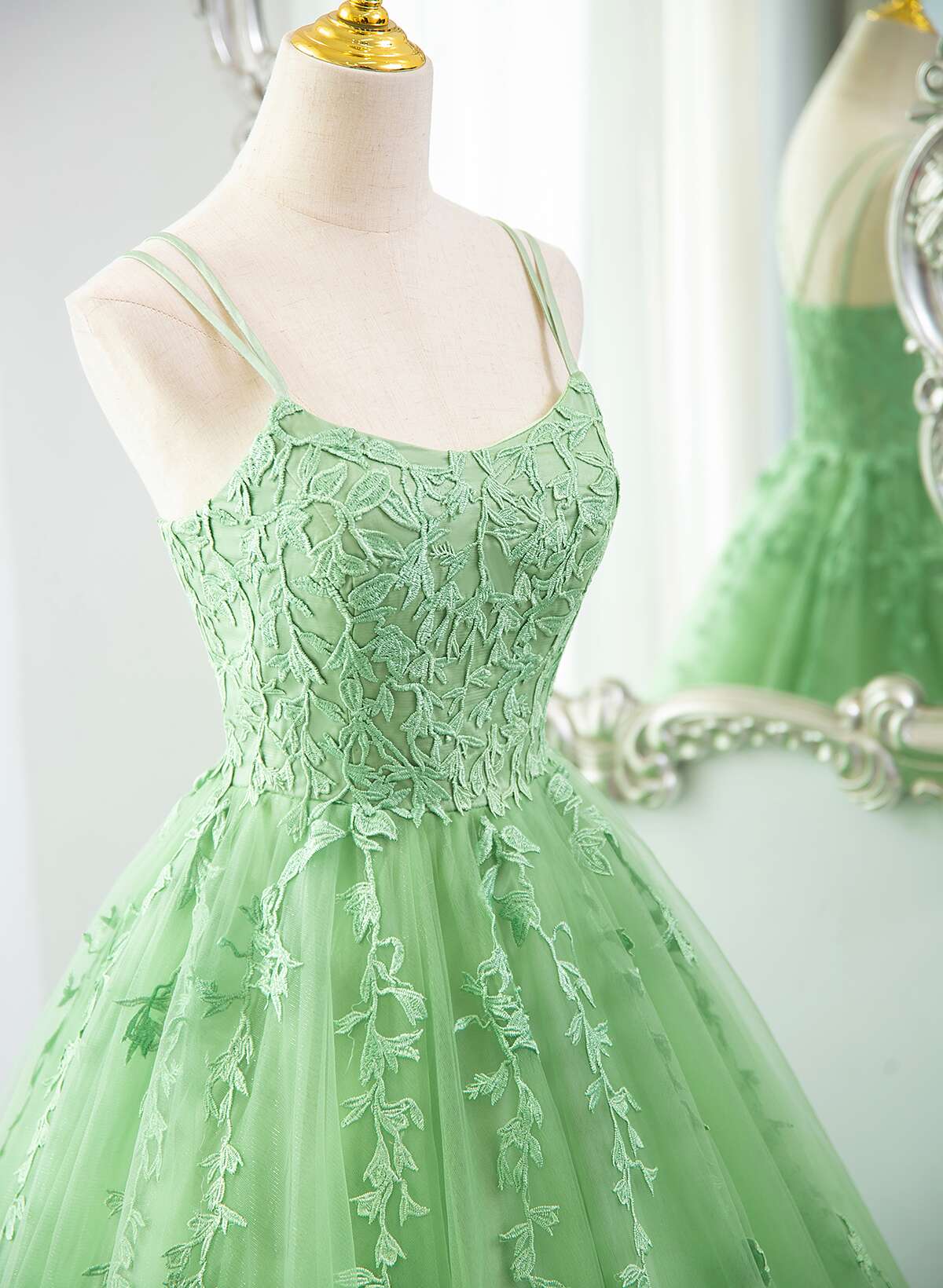 Vestido de fiesta de tul con encaje verde 