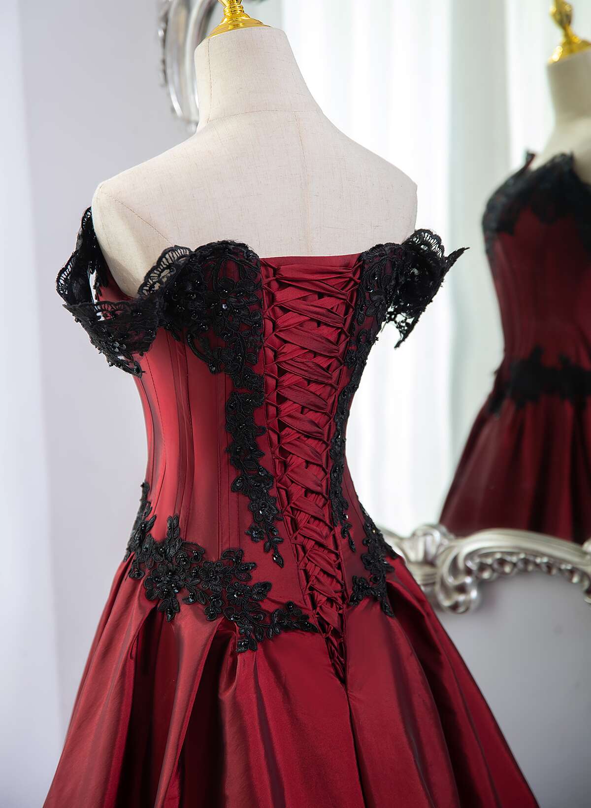 Elegante vestido de fiesta rojo vino con hombros descubiertos y encaje negro 