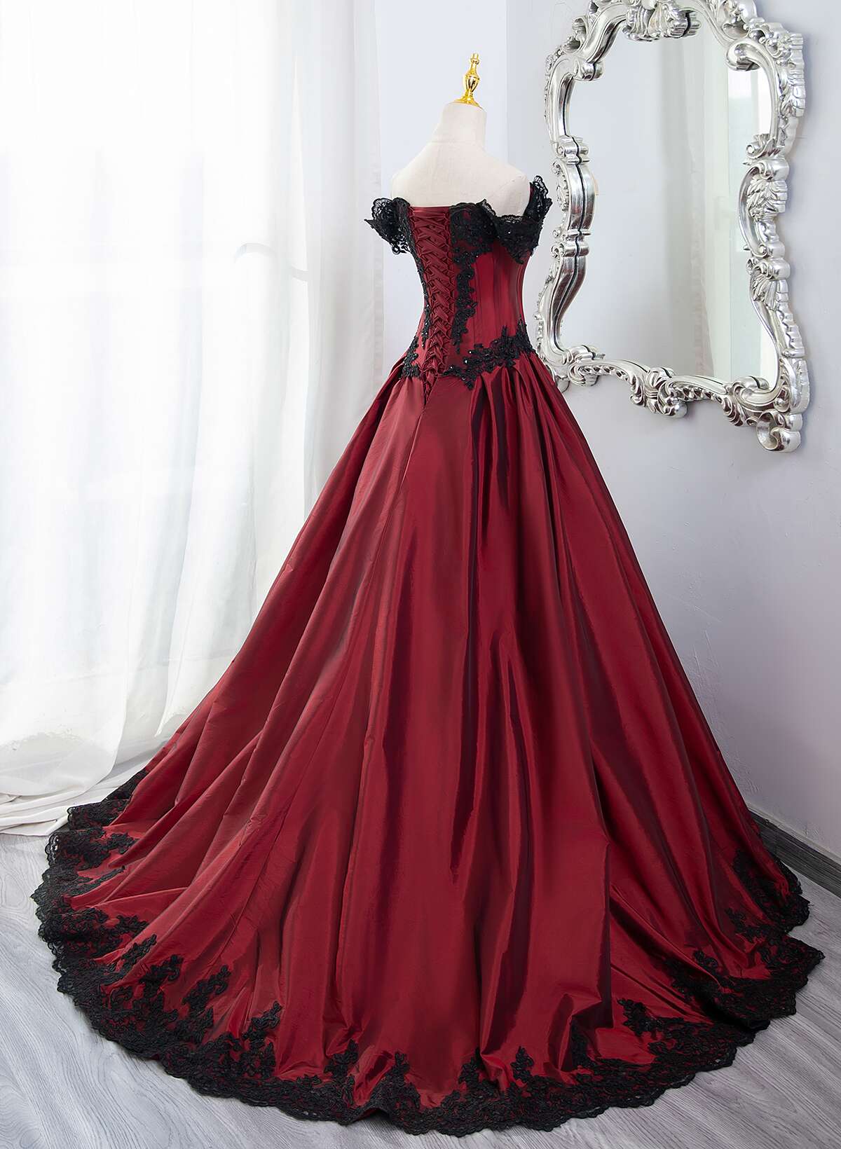 Elegante vestido de fiesta rojo vino con hombros descubiertos y encaje negro 