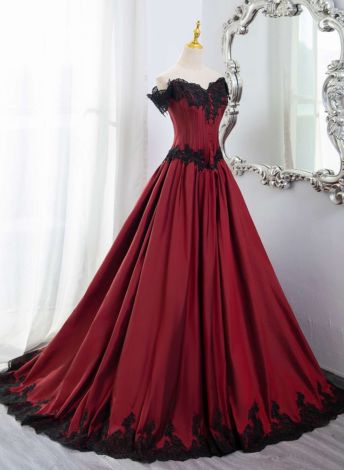 Elegante vestido de fiesta rojo vino con hombros descubiertos y encaje negro 