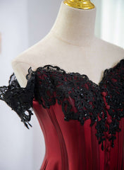 Elegante vestido de fiesta rojo vino con hombros descubiertos y encaje negro 