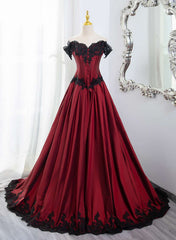 Elegante vestido de fiesta rojo vino con hombros descubiertos y encaje negro 