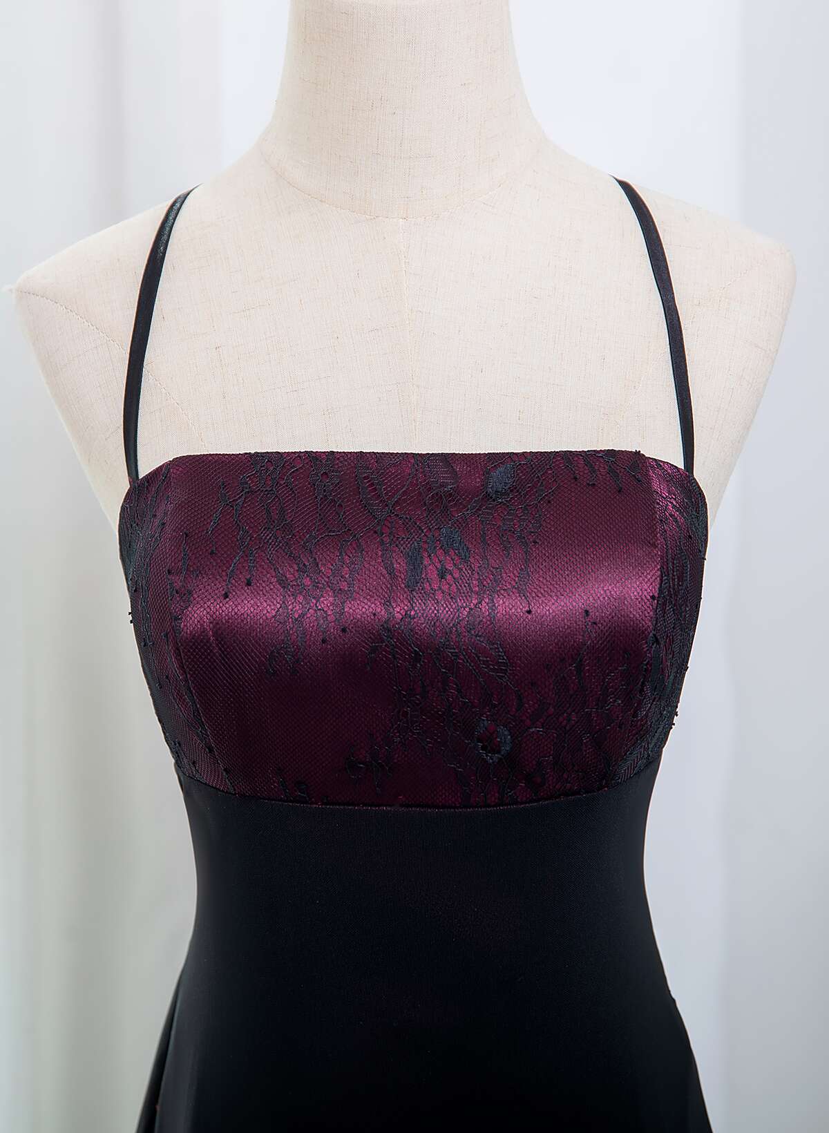 Hermoso vestido de noche con tirantes de spandex y encaje 