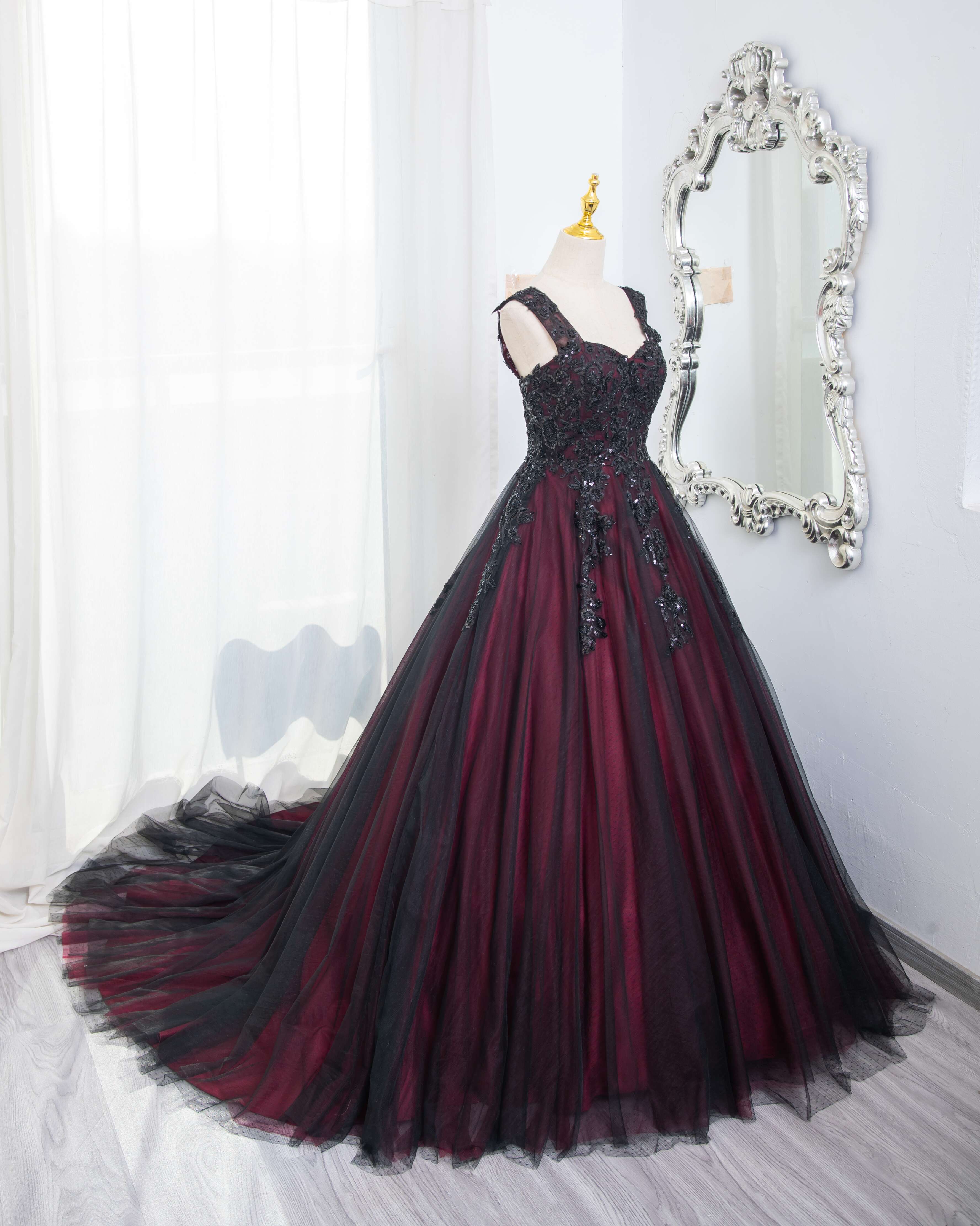 Beautiful Tulle Black and Red Straps Sweet 16 Dress
