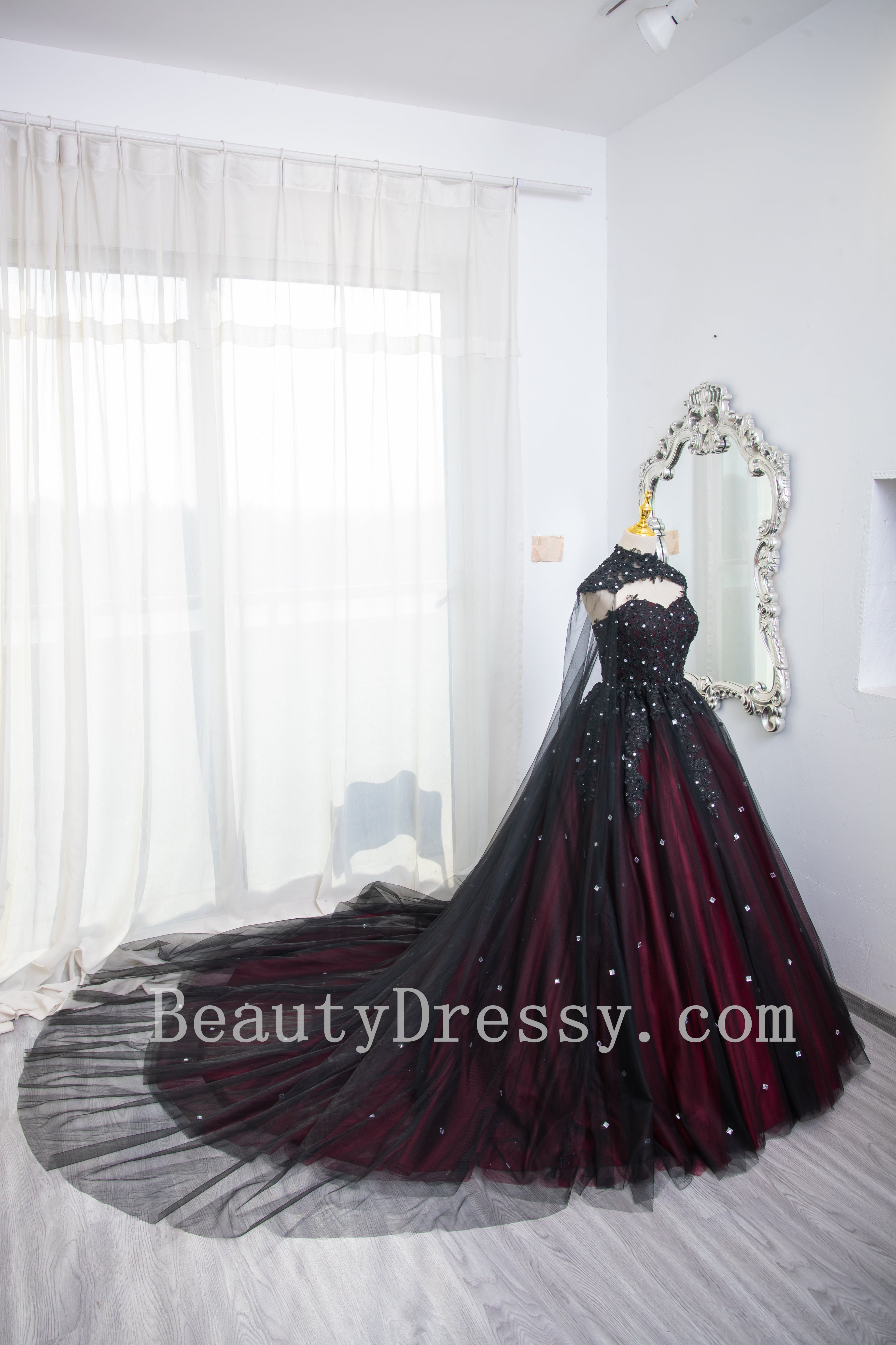 Hermoso vestido de fiesta de tul negro y rojo para dulces 16 con capa 